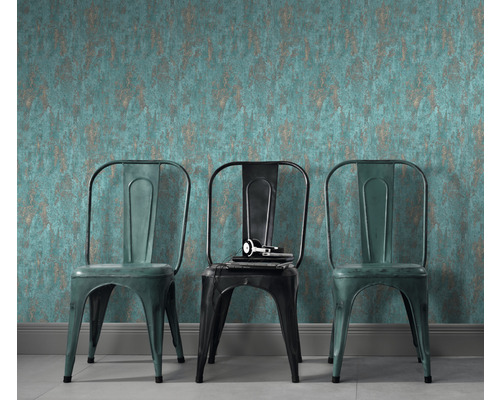 Scène avec papier peint à motifs et trois chaises en métal