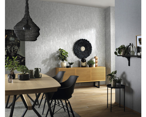 Salon avec table à manger, chaises, commode et éléments décoratifs