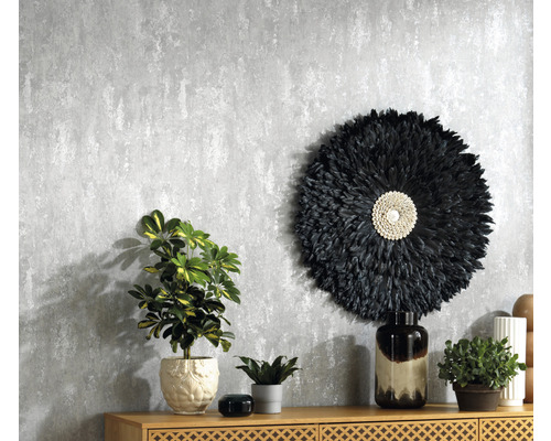 Intérieur décoratif avec papier peint à motifs, commode et plantes d''intérieur.