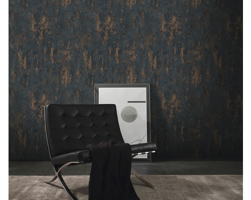 Pièce avec papier peint à motifs, fauteuil et photo encadrée