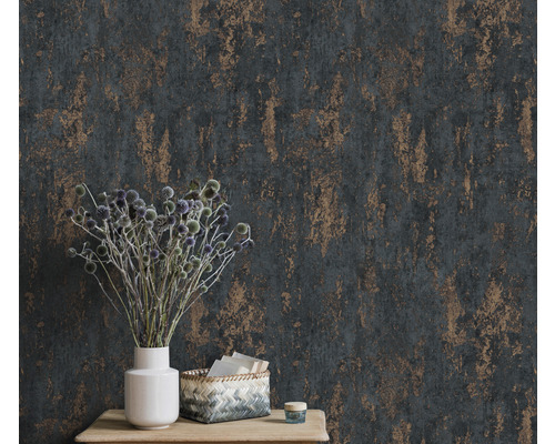 Mur décoratif avec papier peint structuré et composition florale dans un vase