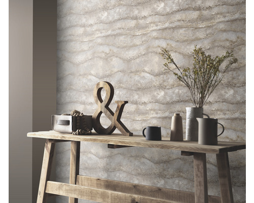 Nahaufnahme einer Wand mit Marmortapete über einem Holztisch mit Dekorationen