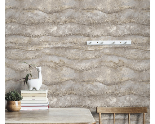 Wohnraum mit strukturierten Tapeten in Wellenoptik, Tisch und Dekoration