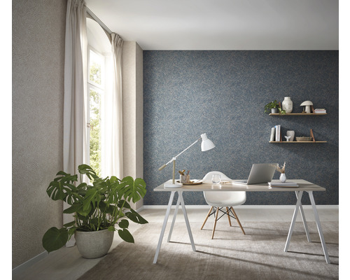 Bureau lumineux avec bureau, chaise, plante d''intérieur et papier peint à motifs