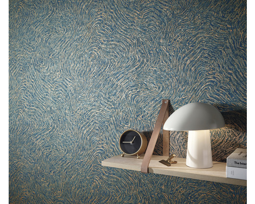 Scène avec papier peint à motifs, horloge, lampe et étagère