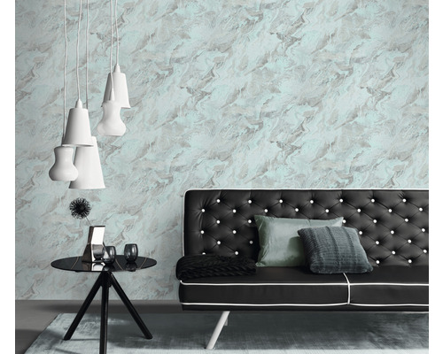 Salon avec papier peint à motifs, canapé et table d''appoint