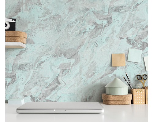 Gros plan d''un bureau devant un papier peint à motif marbré