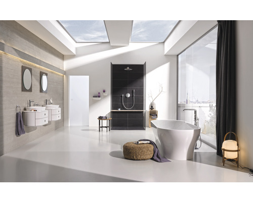 Badezimmer mit Badewanne, Dusche, Waschbecken und Oberlicht für Tageslicht