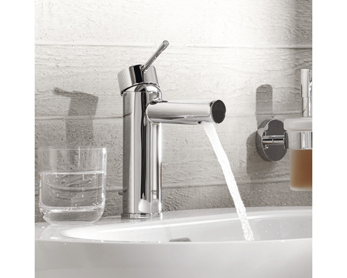 Einhebelmischer im Badezimmer mit fließendem Wasser