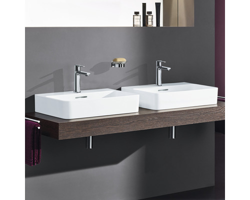 Badezimmer mit zwei rechteckigen Aufsatzwaschbecken, Armaturen und Holzwaschtisch