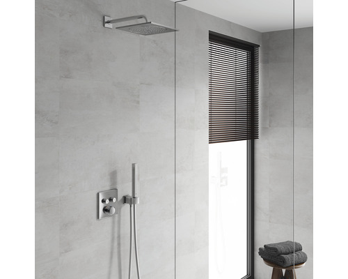 Badezimmer mit Duschkopf, Handbrause und Fenster mit Jalousie