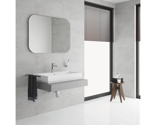 Modernes Badezimmer mit Waschbecken, Spiegel und Fenster