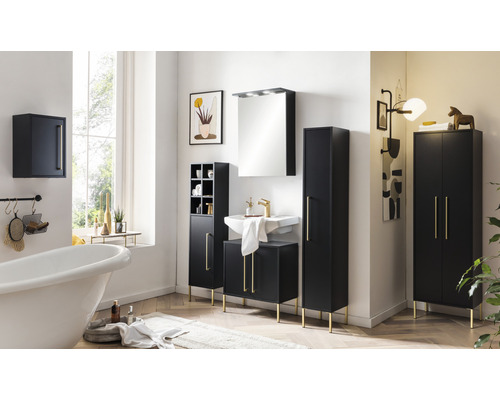 Badezimmer mit Badewanne, Waschtisch, Spiegelschrank, Hochschrank und Hängeschrank in schwarzer Ausführung mit goldenen Akzenten