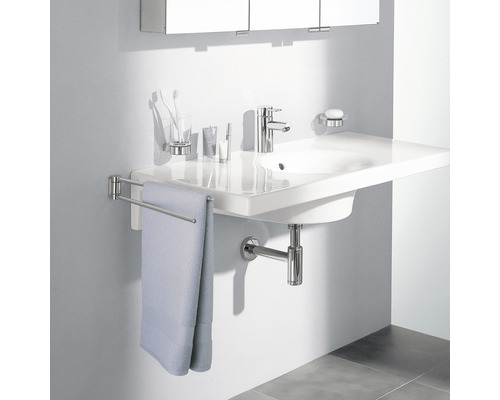 Salle de bain moderne avec lavabo, robinet, porte-serviettes et accessoires de salle de bain