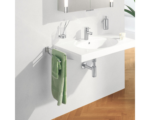 Lavabo de salle de bain avec robinet, porte-serviettes et accessoires