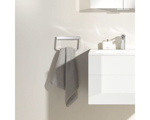 Handtuchhalter mit Handtuch im Badezimmer