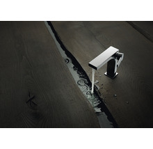 Conception de salle de bain moderne avec lavabo en bois et robinet avec eau courante