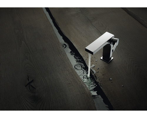 Conception de salle de bain moderne avec lavabo en bois et robinet avec eau courante