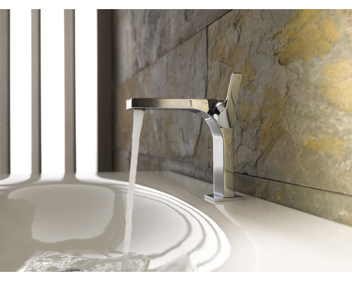 Mitigeur de lavabo chromé avec eau courante dans une salle de bain.