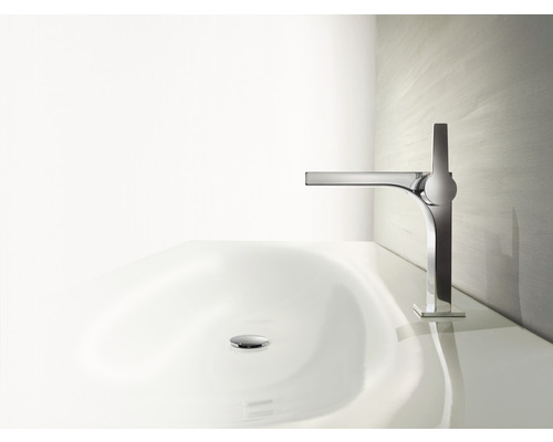 Lavabo avec robinet dans la salle de bain