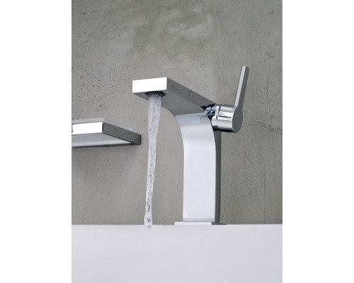 Robinet avec de l''eau qui coule