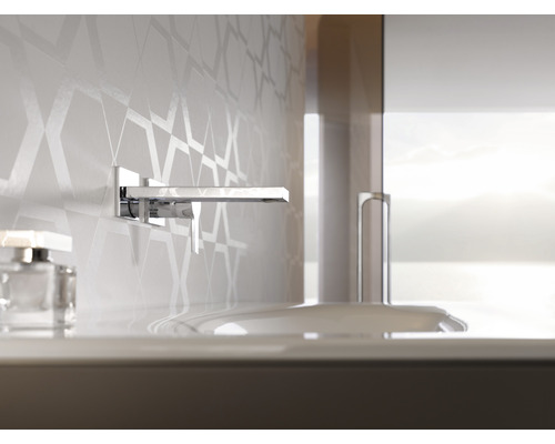 Wandmontierte Armatur im Badezimmer mit Waschbecken