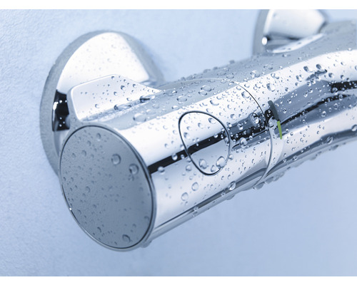 Gros plan d''un robinet avec des gouttes d''eau