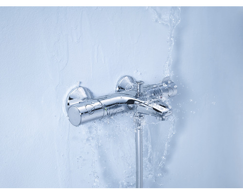 Mitigeur de douche apparent avec jet d''eau sur un mur