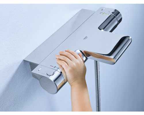 Robinet thermostatique Grohe avec main, installé dans la salle de bain