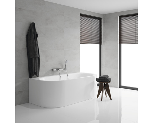 Salle de bains avec baignoire, serviettes et stores pour fenêtres