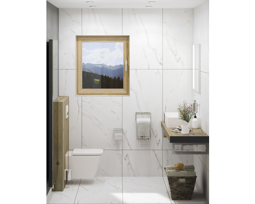 Salle de bain lumineuse avec toilettes, lavabo, fenêtre et carrelage aspect marbre.