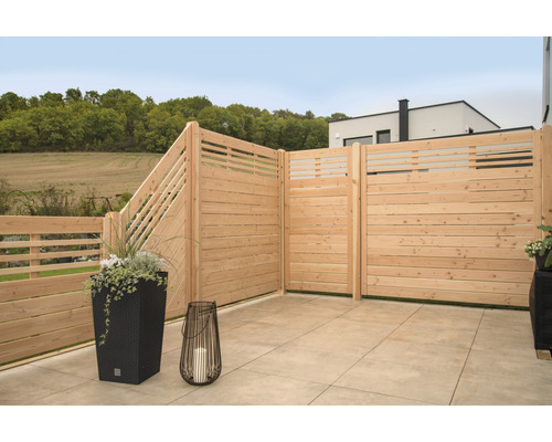 Terrasse mit Holzsichtschutzzaun und Pflanzkübel