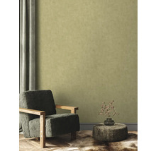 Salon avec fauteuil, table d''appoint et papier peint