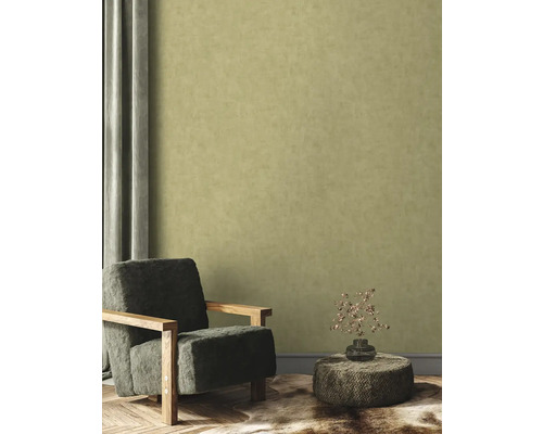 Salon avec fauteuil, table d''appoint et papier peint