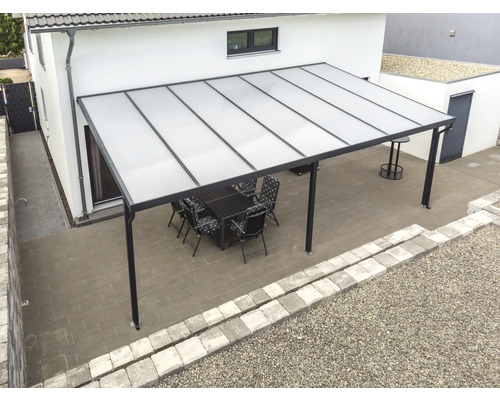 Terrassenüberdachung mit Tisch und Stühlen auf einer Terrasse