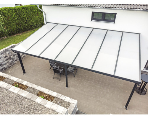 Terrassenüberdachung mit Tisch und Stühlen im Außenbereich