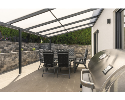 Terrasse mit Überdachung, Gartentisch und Stühlen sowie Grill