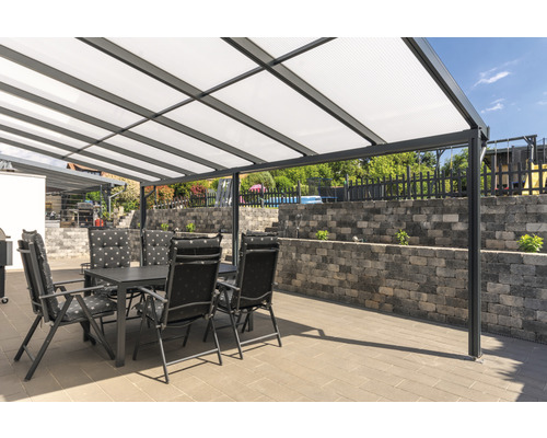 Terrasse mit Überdachung und Gartenmöbeln