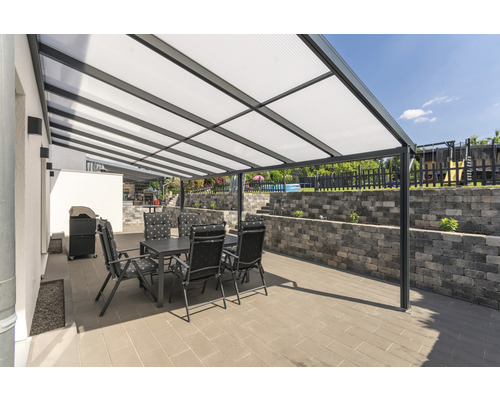 Terrasse mit Überdachung, Gartentisch und Stühlen