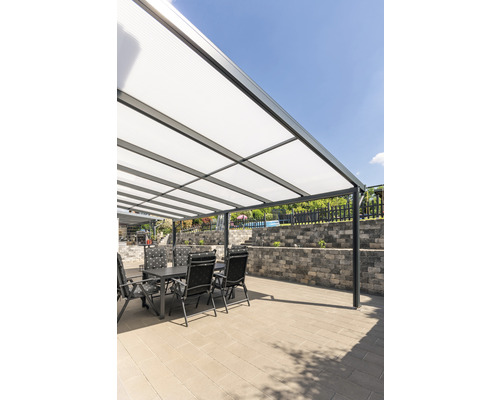 Terrassenüberdachung mit Terrassenmöbeln im Außenbereich