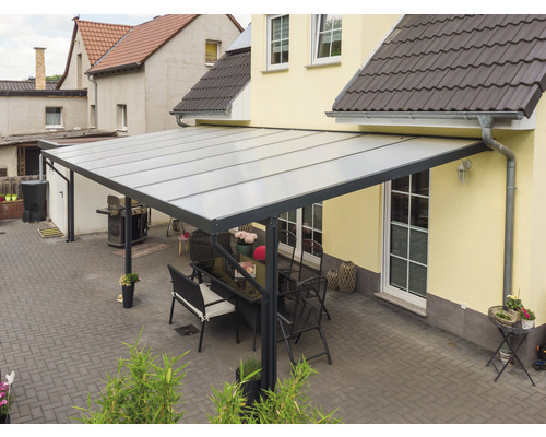 Terrassenüberdachung mit Sitzgruppe im Garten