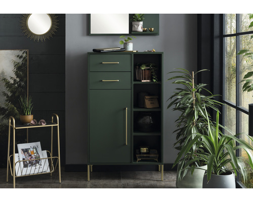 Szene mit einem grünen Schrank mit Schubladen und Regalen, goldenen Griffen und Füßen sowie Dekorationsartikeln.