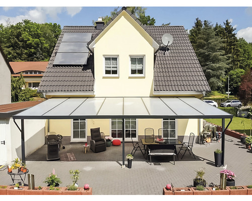 Terrassenüberdachung aus Aluminium am Haus mit Gartenmöbeln