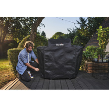 Mann befestigt eine Grillabdeckung der Marke Char-Broil auf einer Terrasse