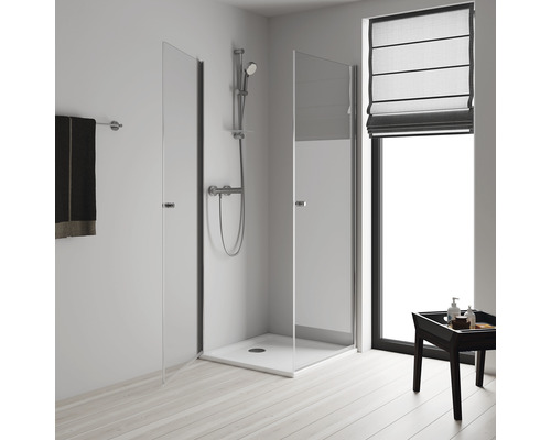 Duschkabine mit Glastüren, Duscharmatur und Handtuchhalter in hellem Badezimmer