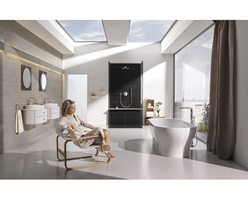 Salle de bains avec baignoire, douche et lavabos dans un design lumineux