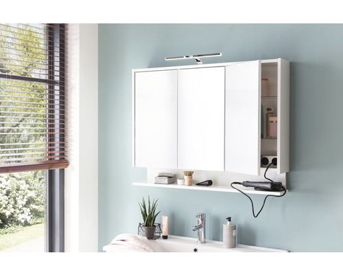 Salle de bains avec armoire de toilette blanche, étagère et lavabo
