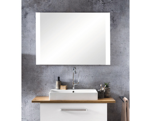 Salle de bains avec meuble-lavabo, lavabo à poser et miroir éclairé