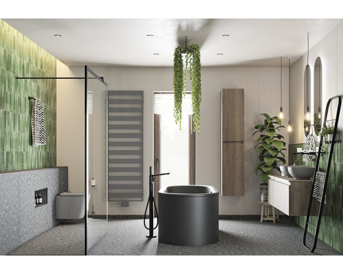 Helles Badezimmer mit Badewanne, Waschtisch, Spiegel, Handtuchhalter und Pflanzen für ein natürliches Ambiente.