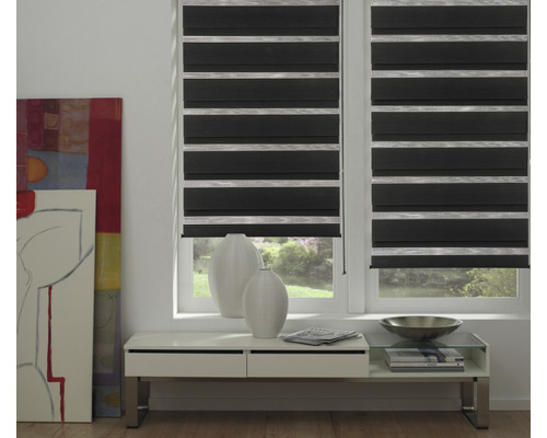 Zwei Fenster mit schwarzen, horizontal gestreiften Rollos in einem hellen Raum.